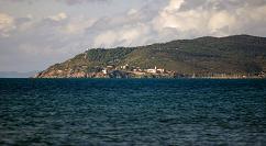 Il porto di Talamone visto dalla spiaggia del nostro agriturismo
